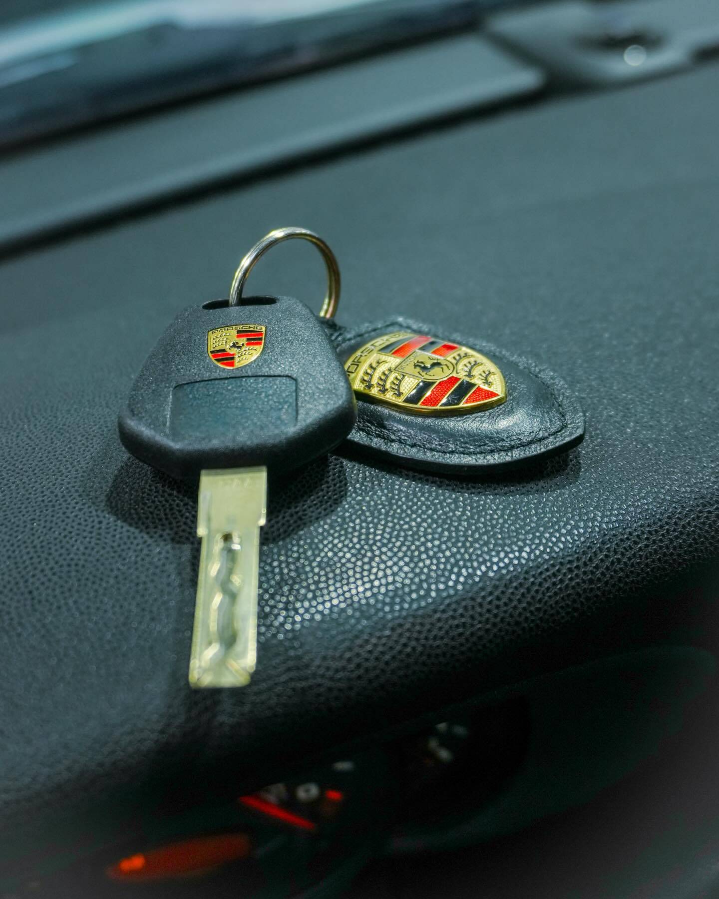 Picture of Porsche keys on dash